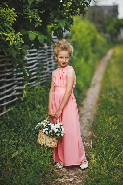 Retrato de un niño en un vestido y con maquillaje en la naturaleza 6597 . —  Fotos de Stock