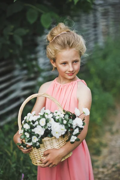 Bir çocuk bir elbise ve doğa 6598 makyaj ile portresi. — Stok fotoğraf