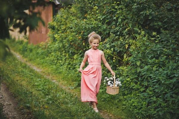 Retrato de un niño en un vestido y con maquillaje en la naturaleza 6600 . — Foto de Stock