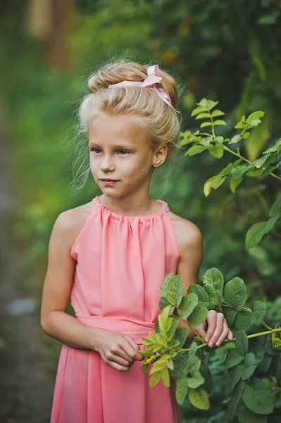 一个孩子的画像, 在绿色灌木之中6637. — 图库照片