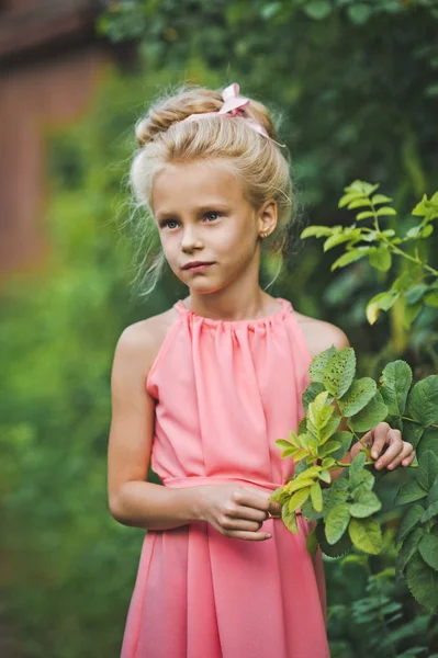 一个孩子的画像, 在绿色灌木之中6638. — 图库照片