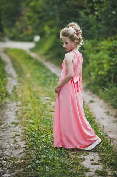 在花园里穿晚礼服的女孩的美丽肖像 — 图库照片