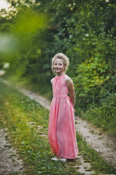 Gelukkig portret van een kind in de tuin 6654. — Stockfoto