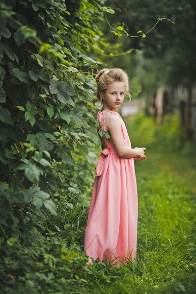 Um retrato infantil no meio de um jardim florido 6659 . — Fotografia de Stock