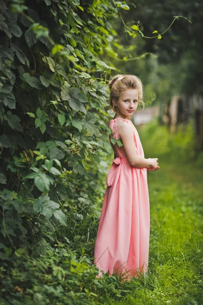 Um retrato infantil no meio de um jardim florido 6660 . — Fotografia de Stock