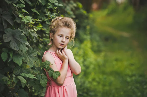 Un retrato infantil ambientado en medio de un jardín florecido 6661 . — Foto de Stock