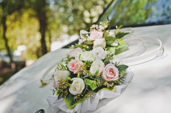 Flower decorations for the festive car 6665. — Stock Photo, Image