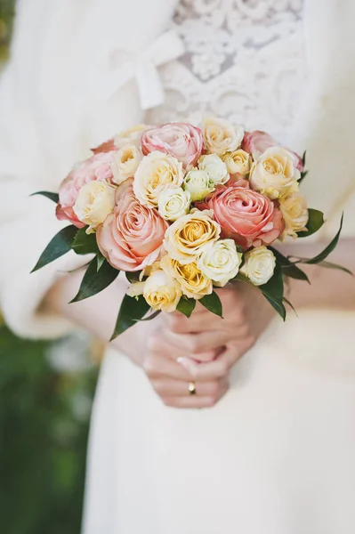 Ramo de flores en delicados tonos en las manos de las mujeres 6678 . —  Fotos de Stock