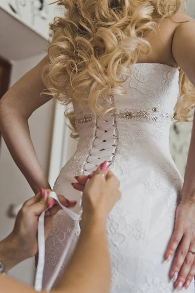 Vriendin bindt de jurk op de bruid 6687. — Stockfoto