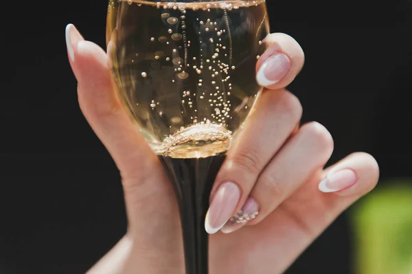 Bulles de champagne scintillantes dans le verre 6699 . — Photo