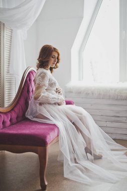6818 pozisyonda bir kız portresi.