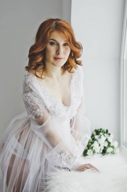 6862 pencerede sabahlığı kız.