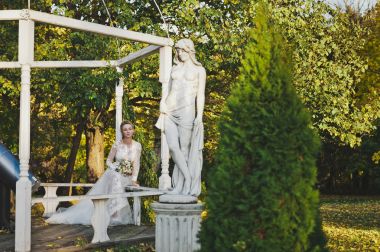 Gelin çardak 27 heykeller arasında dinleniyor.