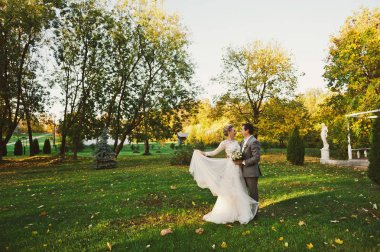 D zemin üzerine yeşil çayır çift dans çevresinde