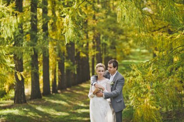 Pençeleri Ladin arka plan üzerinde yeni evliler portresi bir