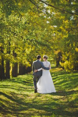 Çift arka planda sarılma Ladin sokak 37 olduğunu.