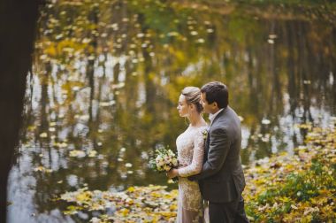 Bir göl sonbahar ile arka planda sarılma çift bırakmak