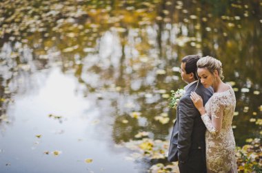 Sonbahar gölet 8 kıyısında yeni evliler.