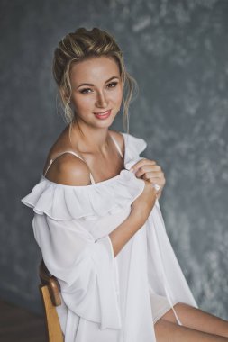 Bir sabahlık 116 içinde güzel bir genç kız portresi.