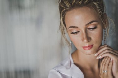 Gri duvar 125 yakınındaki güzel genç kızın yakın çekim portre