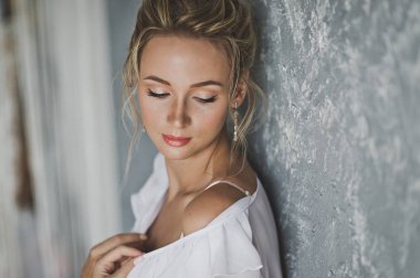 Gri duvar 127 yakınındaki güzel genç kızın yakın çekim portre