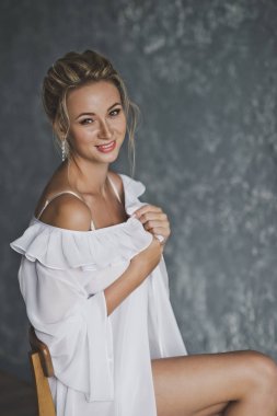 Bir kız makyaj ve h ile beyaz bir elbise güzel bir portresi