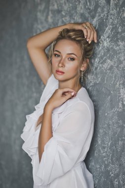 Gri wal arka planda odasında bir kız portresi