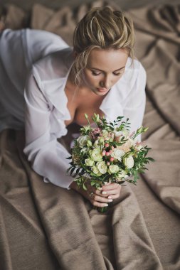 Gelin bu sabah göz önünde bulundurarak onu flo bir buket verilen