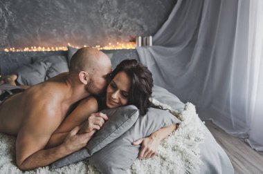 Kel acımasız adam kızın yanak yatağa 126 öper..