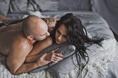 129 yatakta yatan bir öpücük.