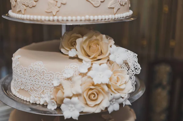 Süße Torte mit beigen Blüten aus der Sahne 6717. — Stockfoto