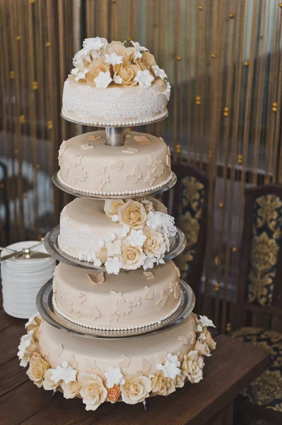 Un gran pastel de boda de cuatro pisos 6719 . —  Fotos de Stock