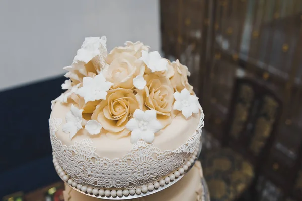 Весільний торт, прикрашений бежевими квітами з вершків 6721 . — стокове фото