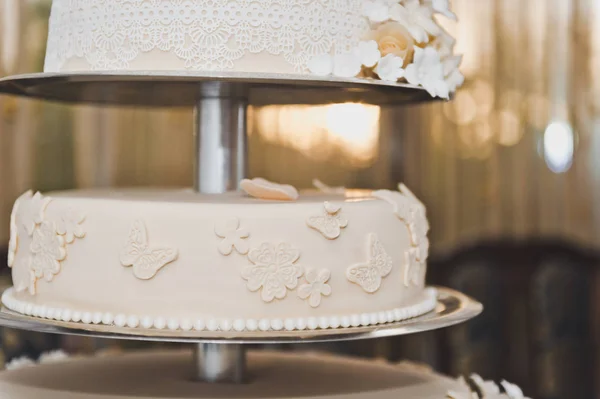 Wedding cake decorated with beige flowers from the cream 6722. — Stock Photo, Image