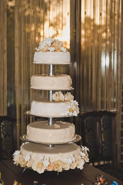 Velké svatební dort čtyři patra 6724. — Stock fotografie