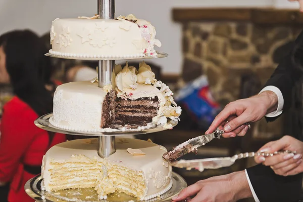 El proceso de dividir el pastel en trozos 6732 . — Foto de Stock