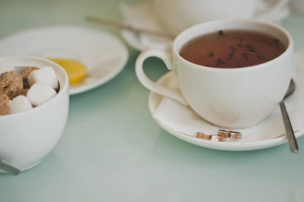 Чашка чая и сладостей на столе 6744 . — стоковое фото