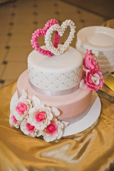 Söt tårta dekorerad med rosa hjärtan och blommor 6760. — Stockfoto