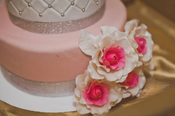 Bolo doce decorado com corações e flores rosa 6761 . — Fotografia de Stock