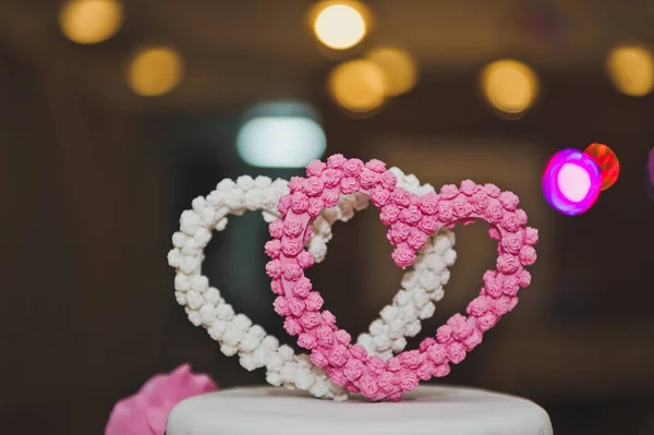 Süße Torte mit rosa Herzen und Blumen 6762. — Stockfoto