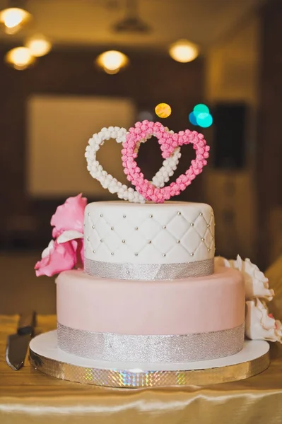 Süße Torte mit rosa Herzen und Blumen 6763. — Stockfoto