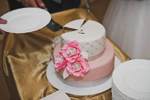 Für die Bedienung der Gäste wird ein Kuchen in Stücke geschnitten.. — Stockfoto