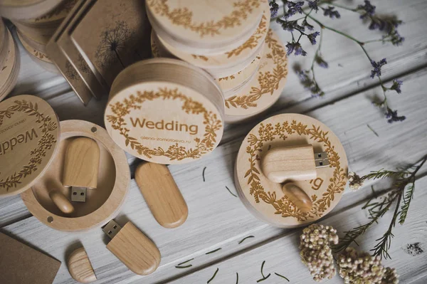 Wooden box for flash drives and the envelopes for the invitation — Stock Photo, Image