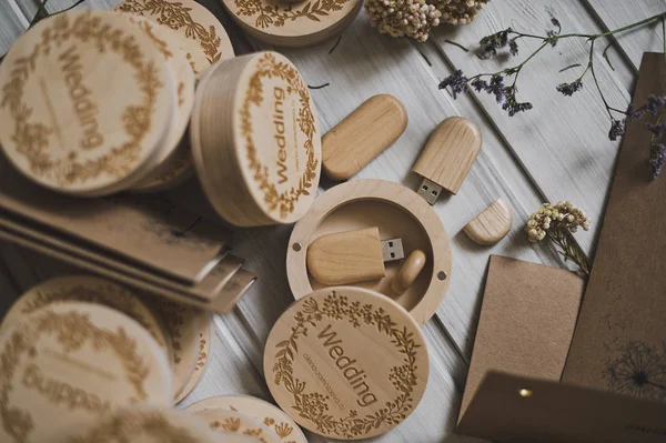 Wooden box for flash drives and the envelopes for the invitation — Stock Photo, Image