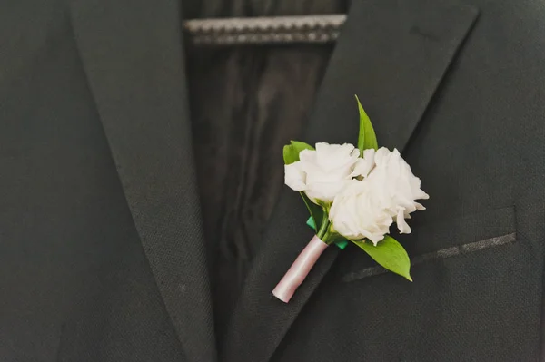 A boutonniere am Revers des Anzugs 6805. — Stockfoto