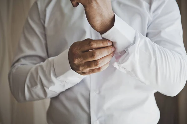 Junger Mann Knöpfe und ein geknöpfter Hemdsärmel 6808. — Stockfoto