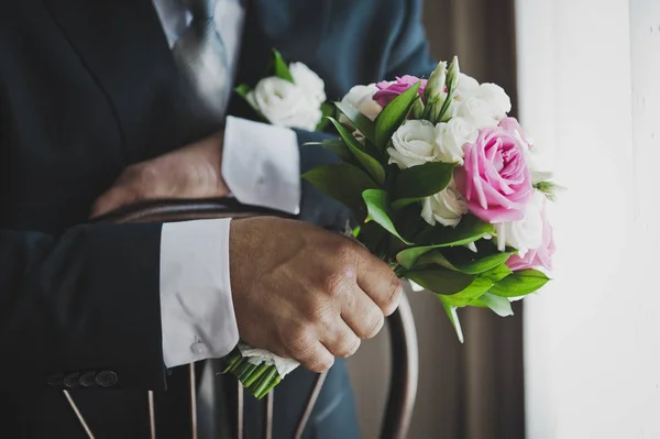 Una mano de hombre con un ramo de flores 6810 . — Foto de Stock