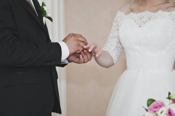 The exchange of wedding rings during the ceremony 6814. — Stock Photo, Image