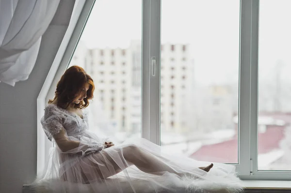 Девушка в пеньюаре у окна 6863 . — стоковое фото