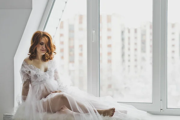 Retrato de una chica en la posición de sentarse ante el viento brillante — Foto de Stock